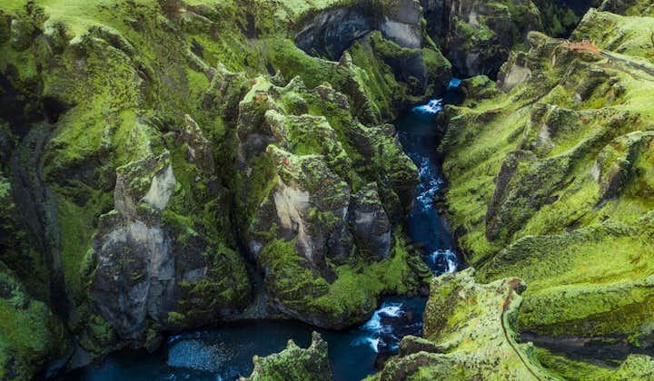 Fjaðrárgljúfur-kløften bliver ofte overset, men findes let på Islands Sydkyst.