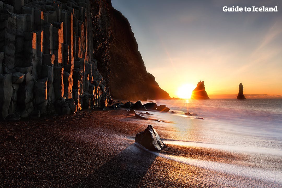 Reynisdrangar黑沙滩有数量众多玄武岩石柱、位于冰岛南岸