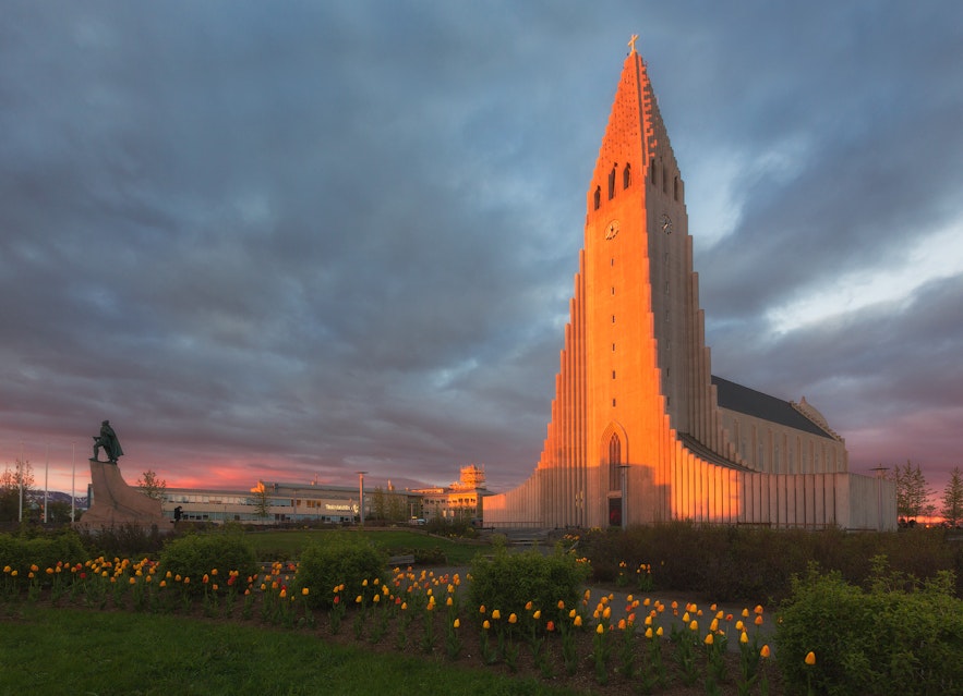 Kościół Hallgrímskirkja i pomnik Leifura Eiríkssona w sercu Reykjavíku.