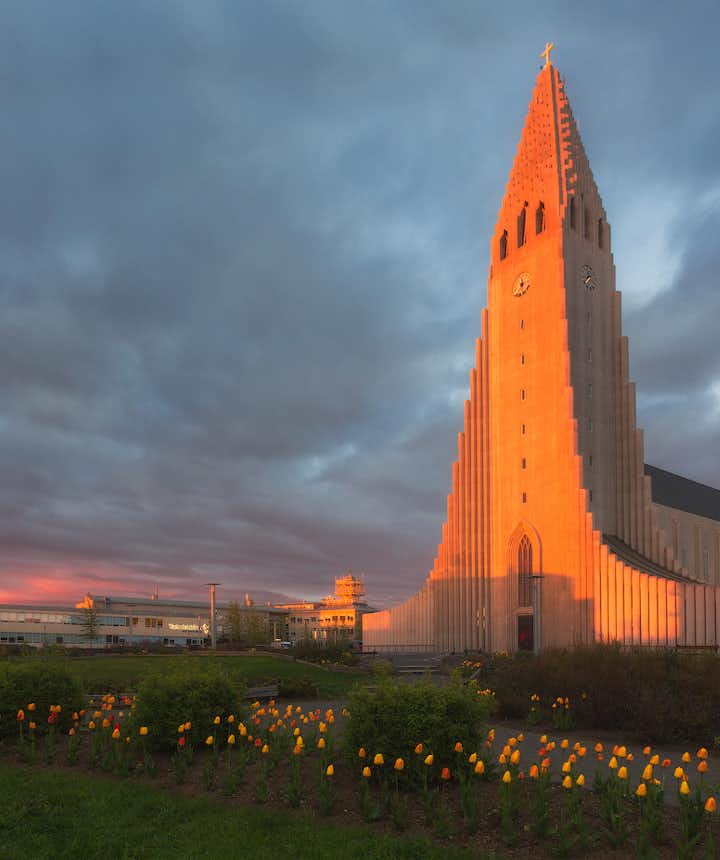 雷克雅未克市中心的哈尔格林姆斯大教堂和Leifur Eiríksson雕像。