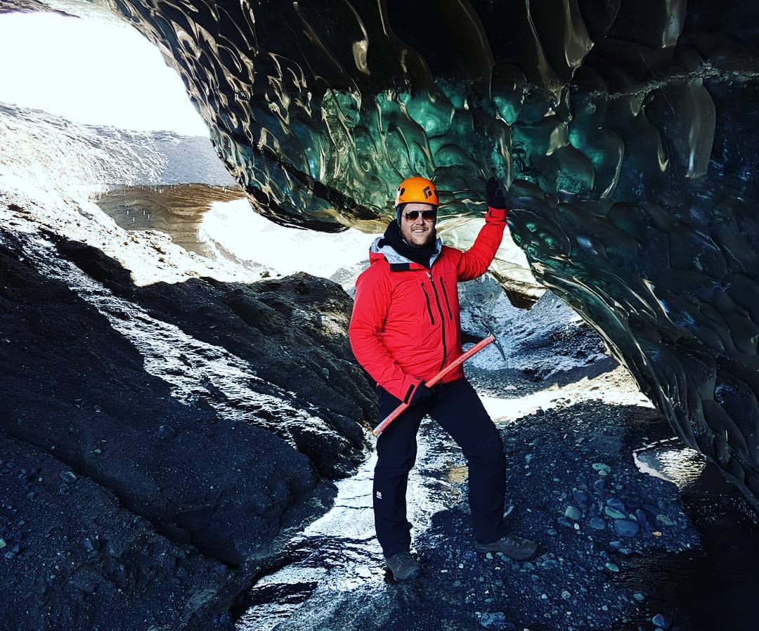 Du wirst mit aller nötigen Ausrüstung für die Eishöhlen-Tour in Island ausgestattet.