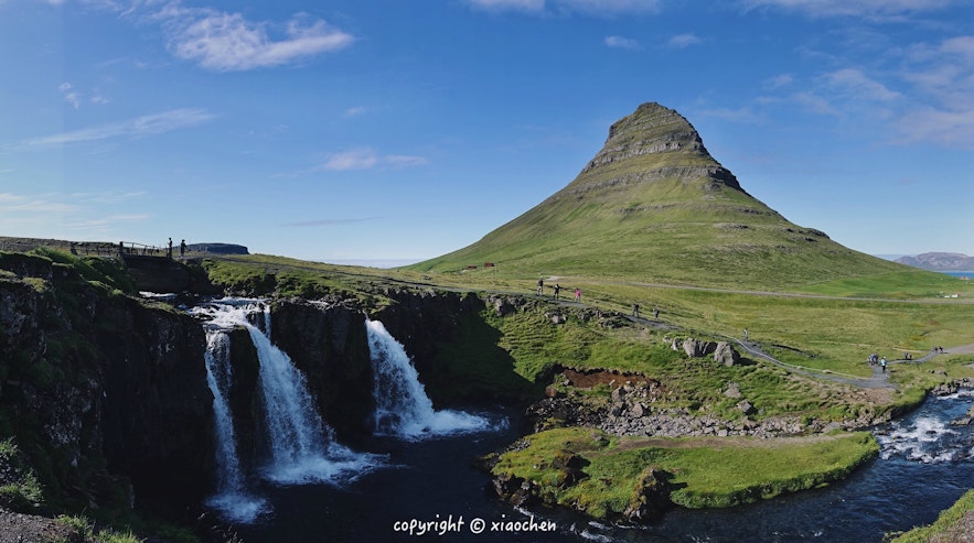 冰岛西部斯奈山半岛草帽山Kirkjufell夏季全绿景色