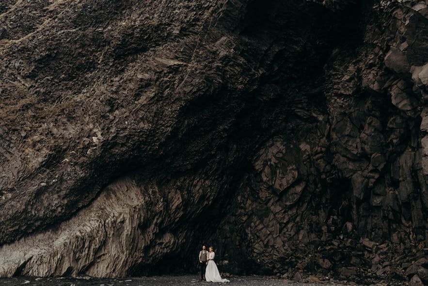 黑沙滩的婚纱照