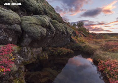 Thingvellir ('สนามรัฐสภา') เป็นสถานที่มรดกโลกที่มีชื่อเสียงของ UNESCO บนแผ่นดินใหญ่ของไอซ์แลนด์