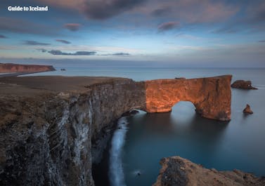 冰岛南岸的迪霍拉里岬角形似拱门，夏季时常有海鹦出没。