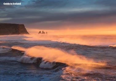 アイスランド南海岸のレイニスフィヤラの黒砂海岸。波が非常に荒いので要注意