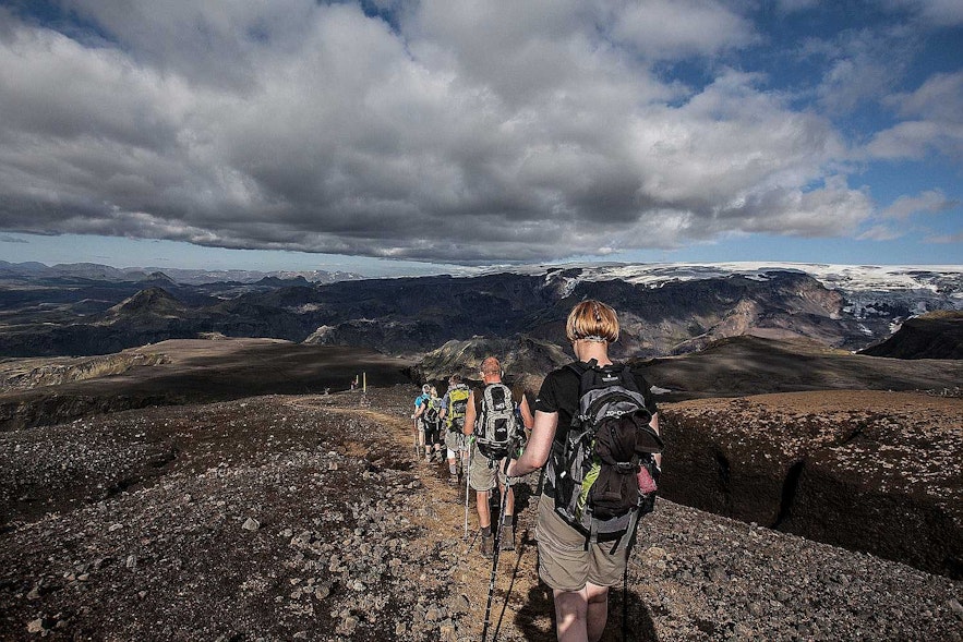 見渡しのいい山々を歩くことができるアイスランド