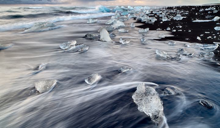1泊2日ヨークルスアゥルロゥン氷河湖へ｜氷河ハイキング、DC-3の飛行機の残骸見学付き