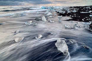 冰岛南岸的钻石冰沙滩纯净而美丽