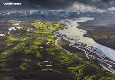直升机视角俯瞰冰岛中央内陆高地的彩色火山与冰川河