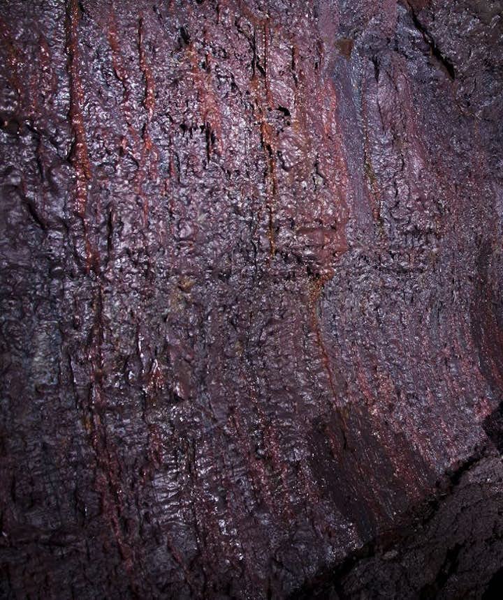 何層にもなって固まった溶岩の壁