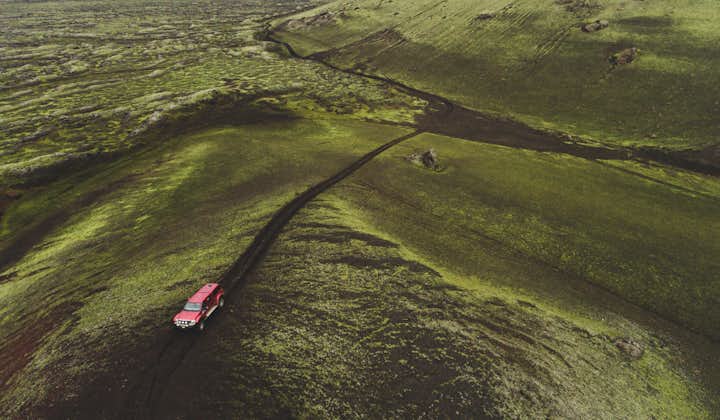 一辆正在穿越冰岛内陆高地地区的超级吉普