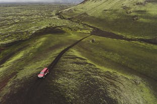 Een superjeep doorkruist de fantastische landschappen van de IJslandse Centrale Hooglanden.