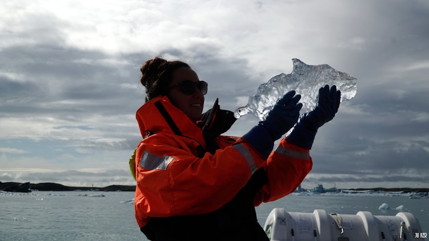 Guide lors la sortie en bateau amphibie montrant un blocs de glace