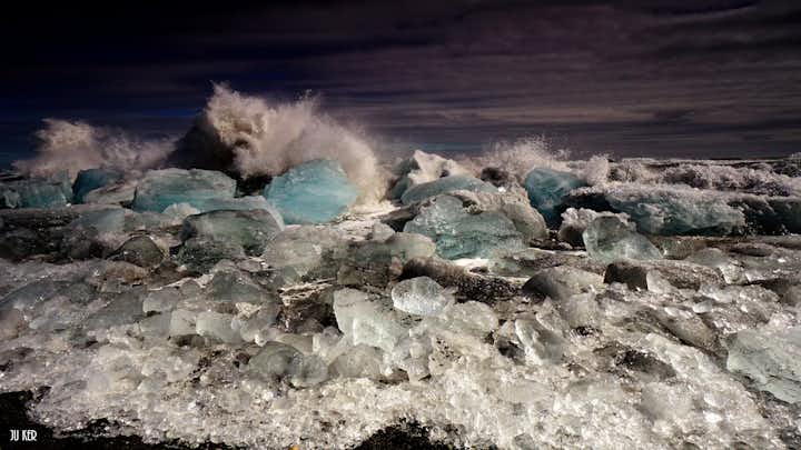 Les blocs de glace dérivent vers l'océan et sont poussés par les vagues sur la plage