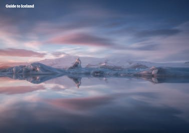 Den imponerende isbrelagunen Jökulsárlón på Sørøst-Island gir inntrykk.