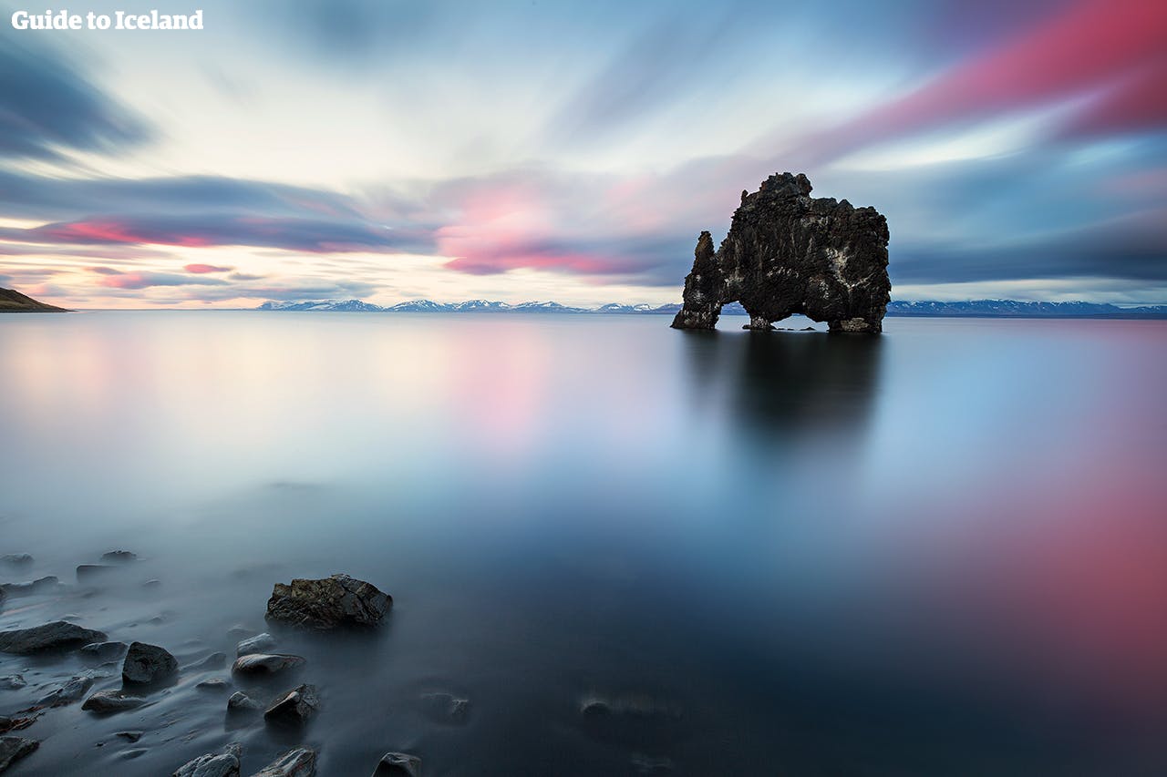 De schitterende rots van Hvitserkur in Noordwest-IJsland lijkt op een dier dat uit de zee drinkt.