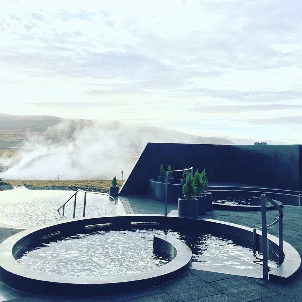 位于冰岛西部的Krauma地热温泉装修现代，直接取用天然温泉水与冰川水