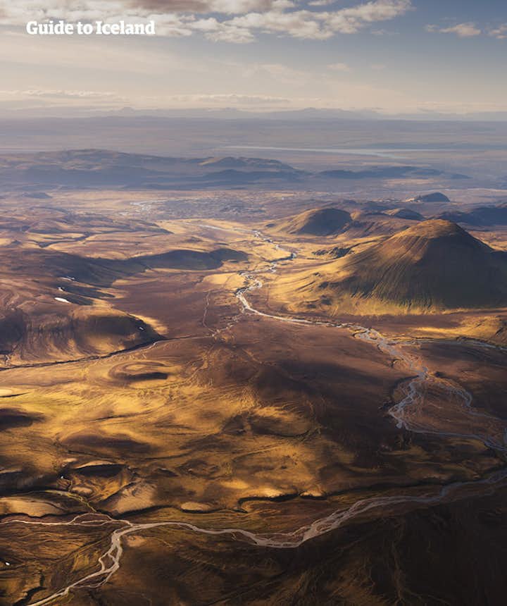 冰岛中央内陆高地的兰德曼纳劳卡，遍布着流纹岩彩色火山，点缀着许多天然地热温泉