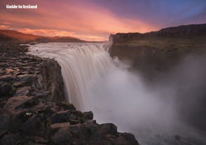 De Dettifoss, te vinden in Vatnajokull National Park, is IJslands krachtigste waterval.