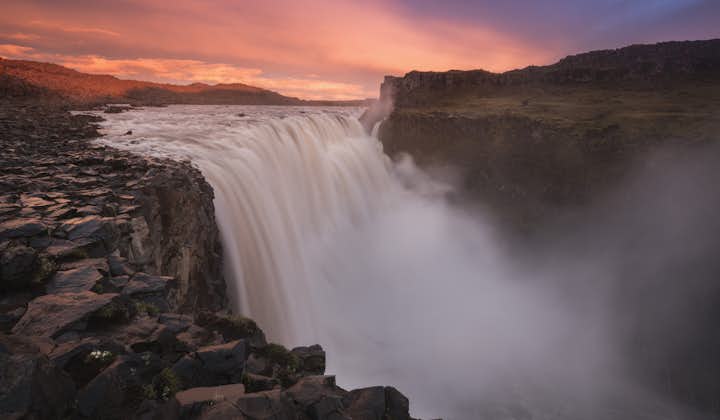 Dettifoss, der findes i Vatnajökull Nationalpark, er Islands kraftigste vandfald.