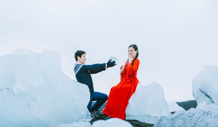 冰岛情侣写真－钻石冰沙滩和红裙
