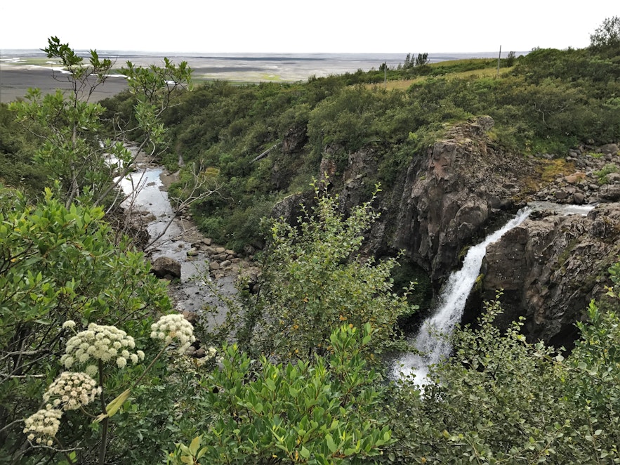 Ein kleiner Wasserfall entlang des Weges in Skaftafell