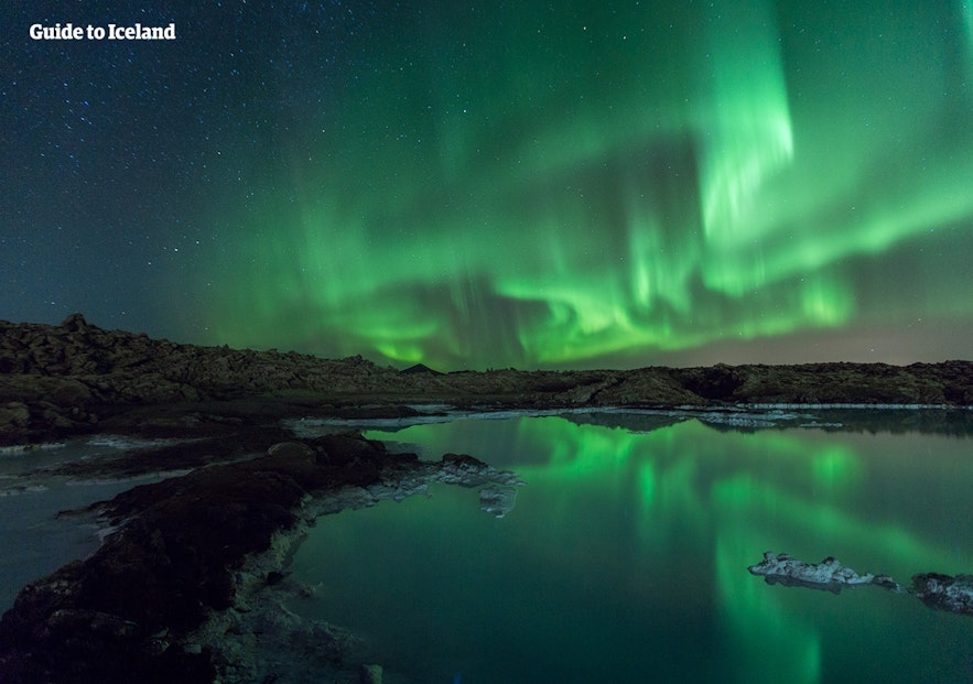 冰島傑古沙龍冰河湖上的極光