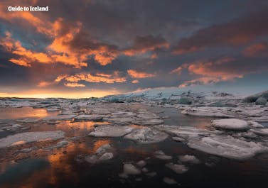 冰岛南岸的杰古沙龙冰河湖被誉为自然王冠上的明珠