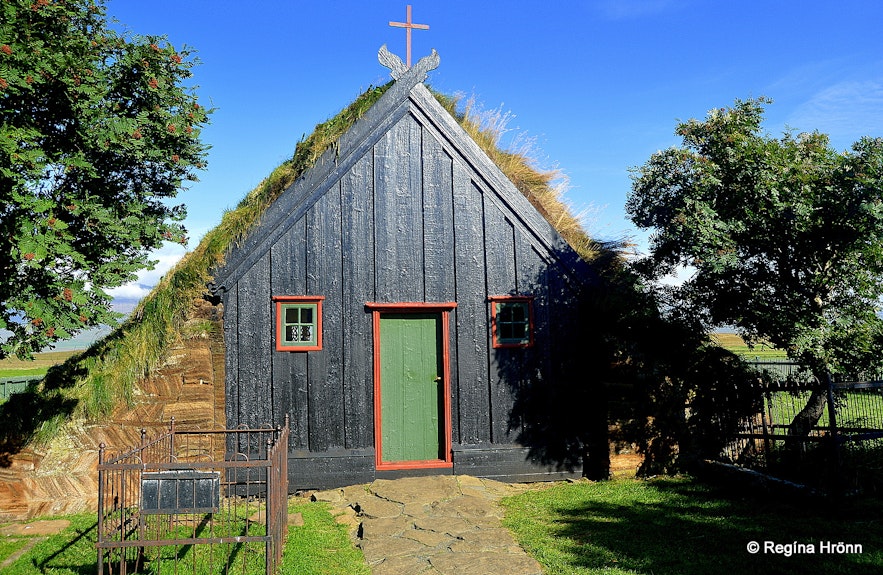 Víðimýrarkirkja草顶教堂也位于斯卡加峡湾地区，曾被冰岛前总统赞誉为冰岛最美的建筑之一
