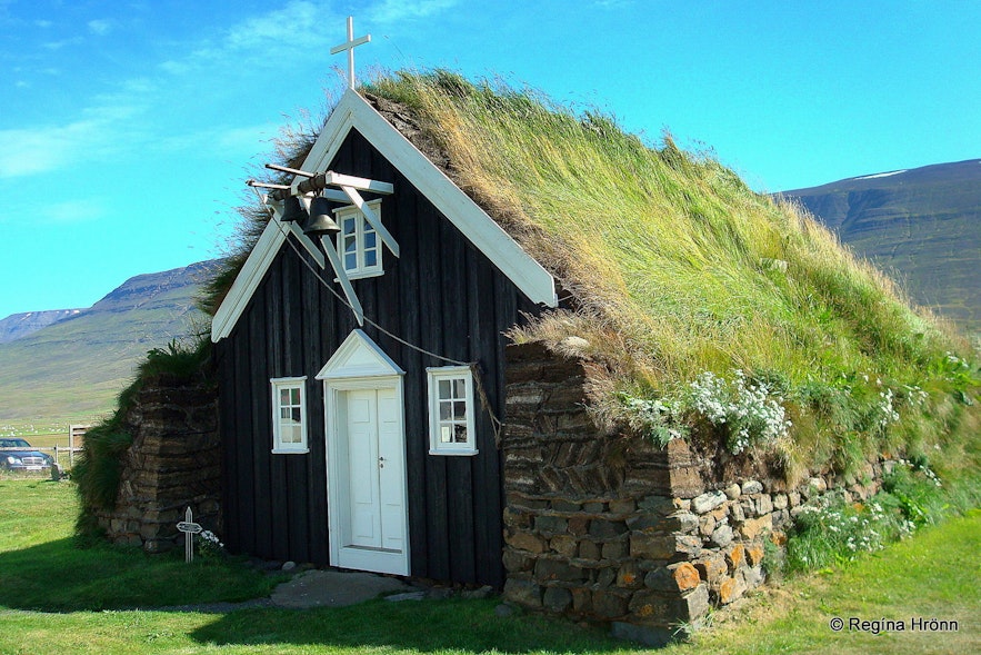 Saurbæjarkirkja坐落于冰岛北部埃亚峡湾深处，是冰岛最大的草顶教堂