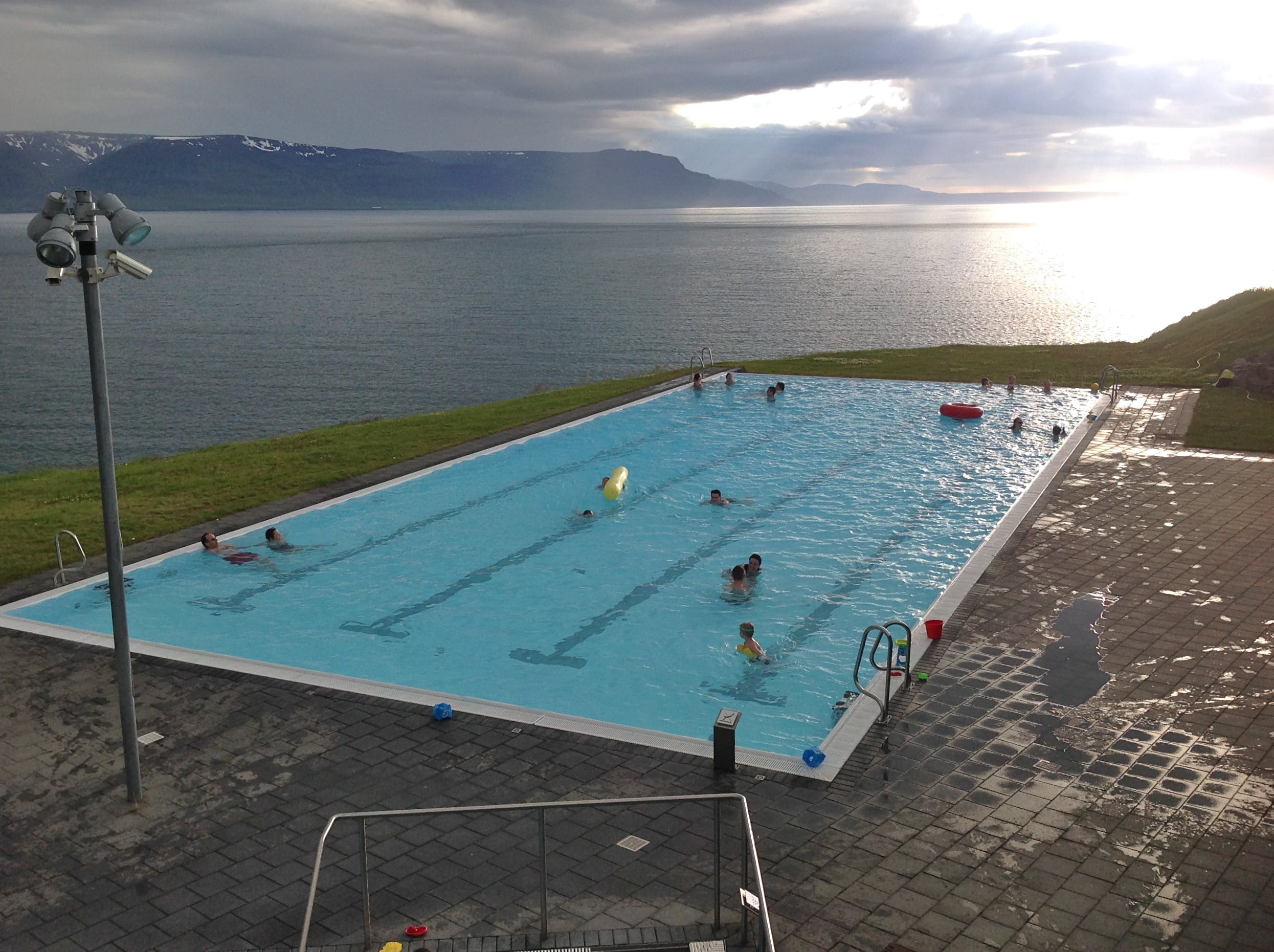 霍夫索斯位于冰岛北部，小镇上的“无边界泳池”在游客间名声大噪