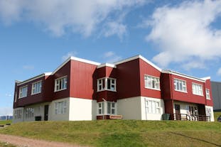 Zewnętrzna część czerwono-białego budynku hostelu Framtid.
