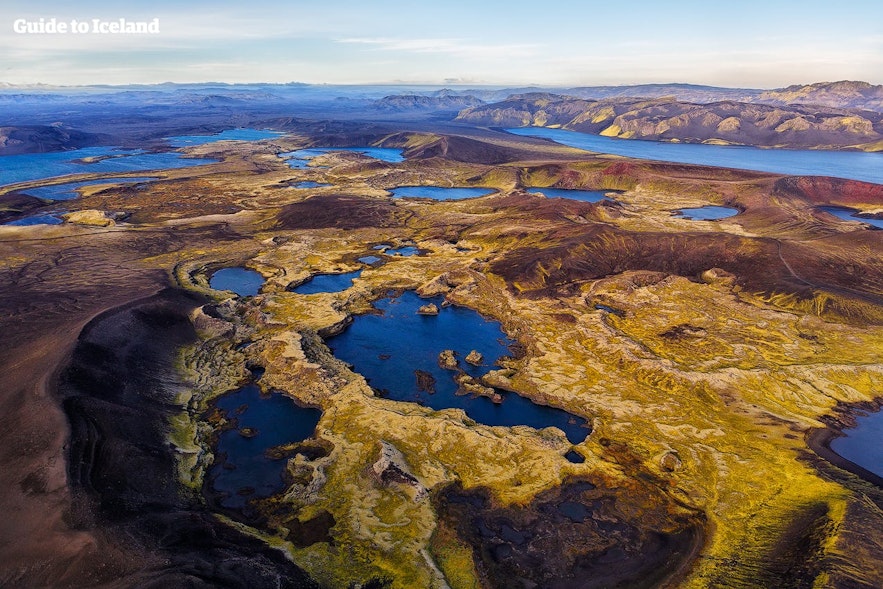从空中俯瞰冰岛内陆高地的韦济湖火山区（Veiðivötn）