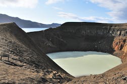 アスキャ・カルデラのヴィティ火山湖