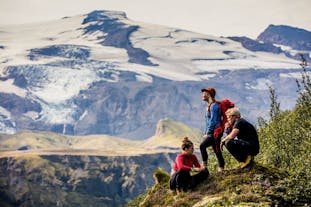 Beim Wandern im Thórsmörk-Tal eröffnet sich ein fantastischer Blick auf die isländische Landschaft.