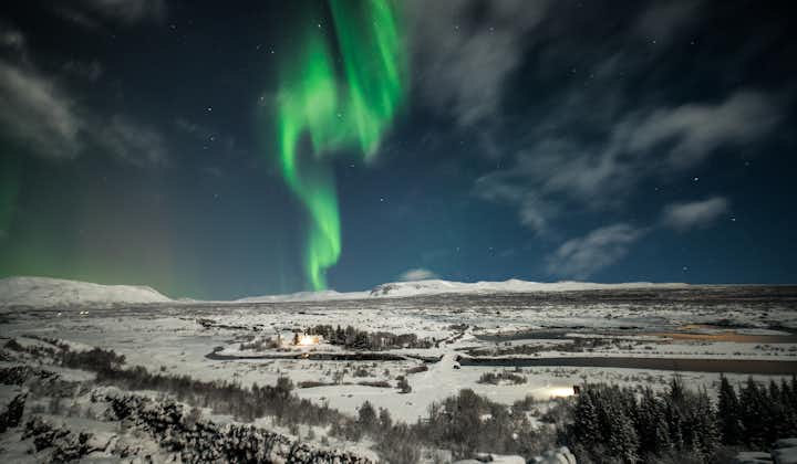 在冰岛辛格维利尔国家公园上空犹如舞者般舞动的北极光。 