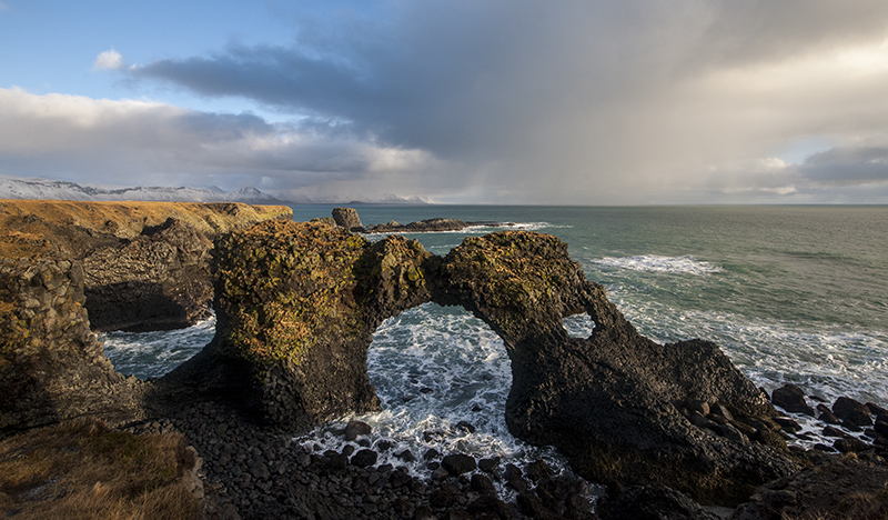游览位于冰岛西部西奈山半岛范围，由大西洋雕刻出来的奇特怪石。