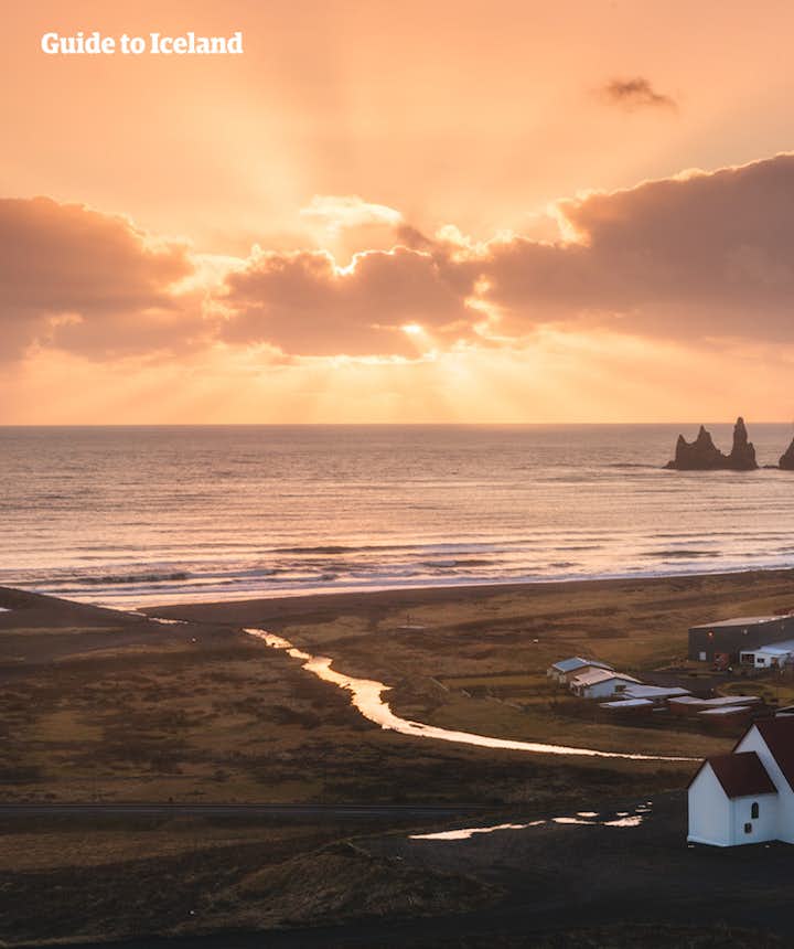 Vík í Mýrdal znajduje się tuż przy Plaży Reynisfjara.