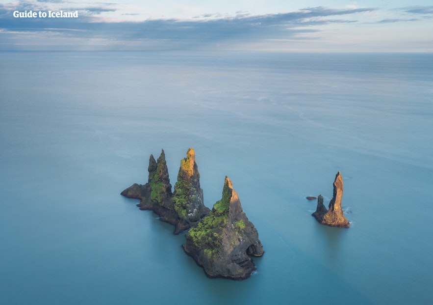 Die Felsnadeln Reynisdrangar zählen zu den symbolträchtigsten Anblicken an der isländischen Südküste