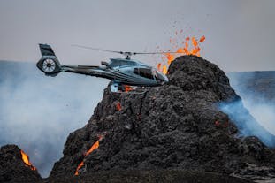 Helikopter zbliża się do trwającej na żywo erupcji na Reykjanes.