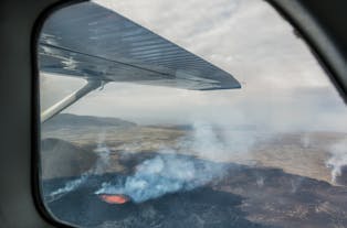 Blick auf einen Live-Vulkanausbruch auf Reykjanes während einer Sightseeing-Tour mit dem Flugzeug.