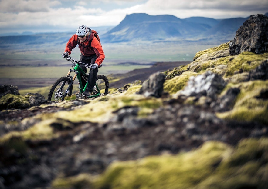 Cycling in Iceland brings you close to the nature and provides a unique sightseeing experience.
