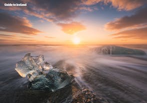 冰岛南岸钻石冰沙滩上静躺着许多从附近冰川上剥离的碎冰