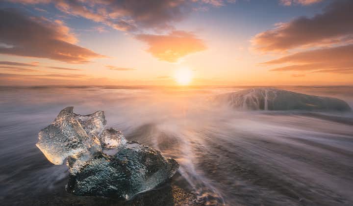 Diamentowa Plaża na Islandii to kawałek wybrzeża, gdzie znajduje się wiele niesamowitych gór lodowych leżących na czarnym piasku.