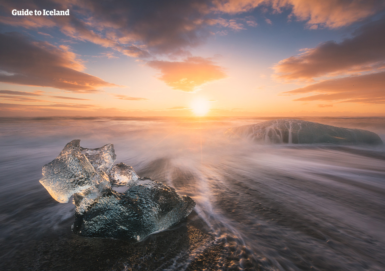파도에 떠밀려온 얼음조각이 다이아몬드 해변의 끝도 없이 펼쳐지는 해안선을 장식합니다.