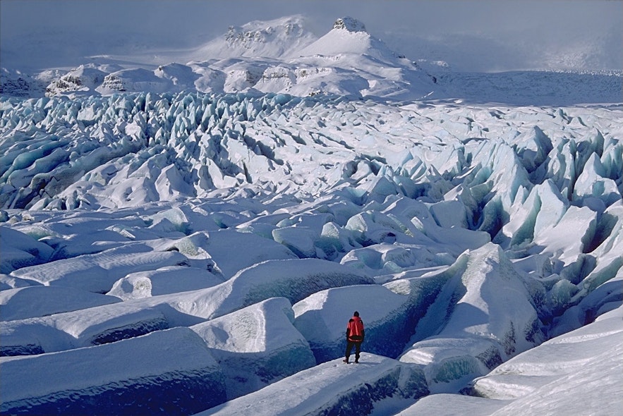 Het Nationaal park Vatnajökull bestaat uit een landschap van bergen, natuurlijke hellingen en glinsterende gletsjers.