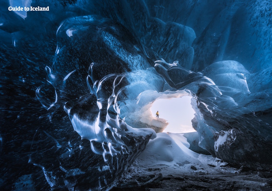 Les belles couleurs bleues d'une grotte de glace au Vatnajokull
