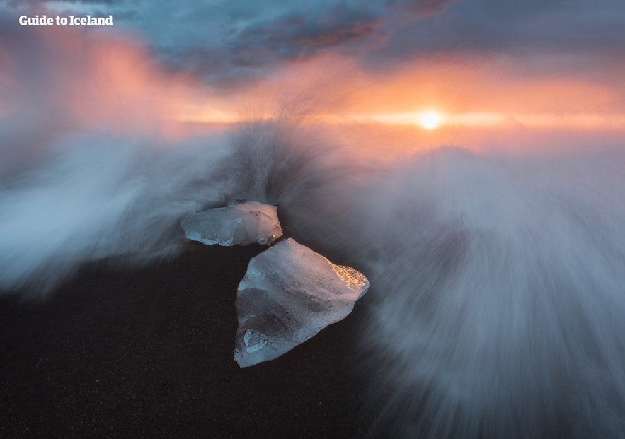 冰岛南岸的钻石冰沙滩就位于杰古沙龙冰河湖旁。