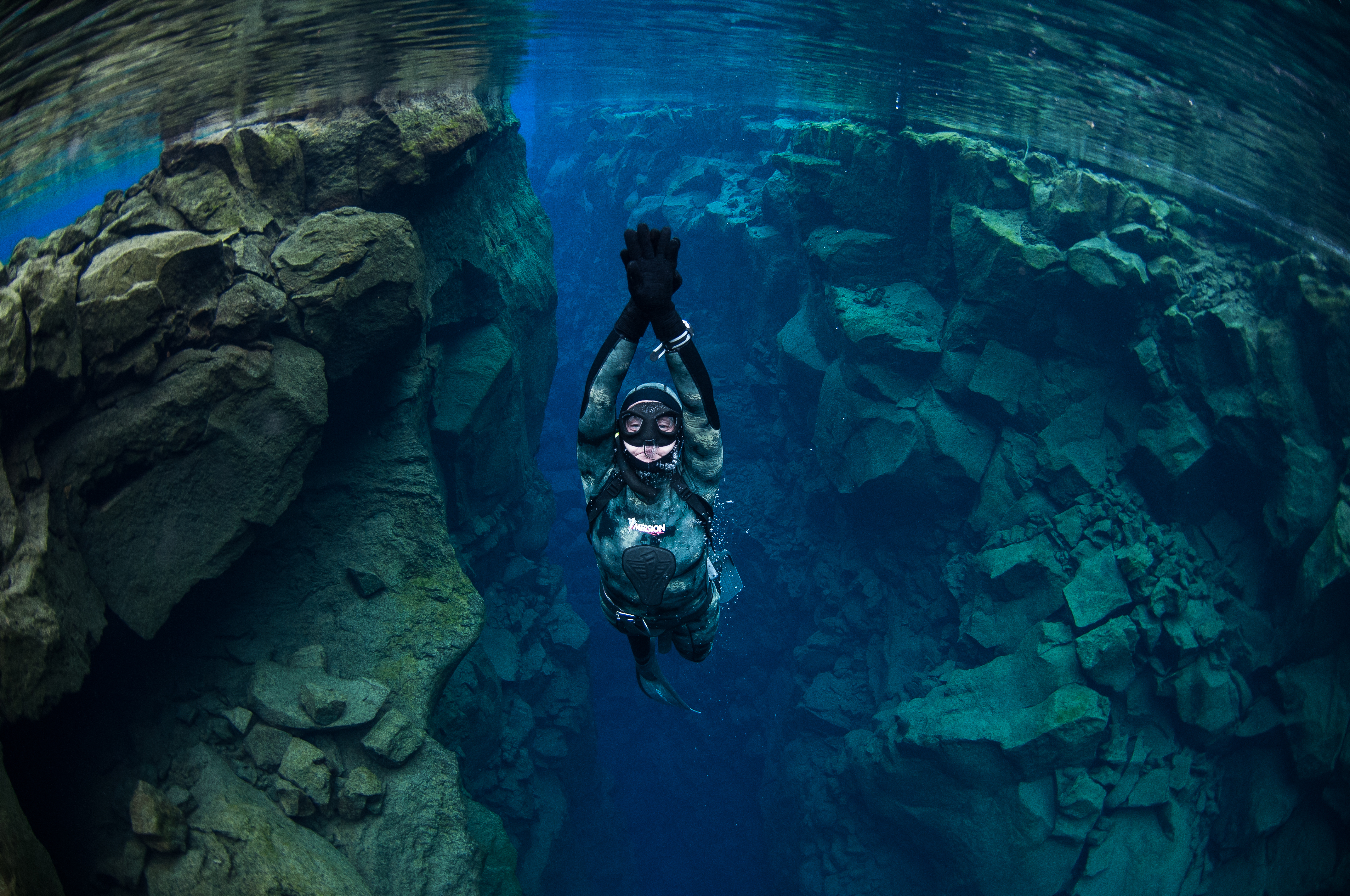 冰岛丝浮拉大裂缝是举世闻名的潜水、浮潜与自由潜水胜地。